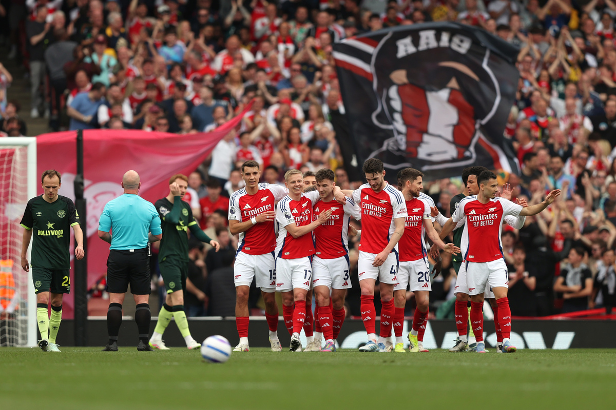 世体：西蒙尼及其伴侣前往马德里的一家医院看望住院的儿童