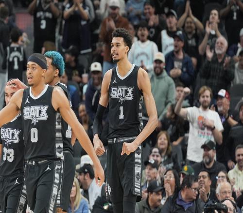 [NBA]福克斯突破高抛 连线科内特空接暴扣