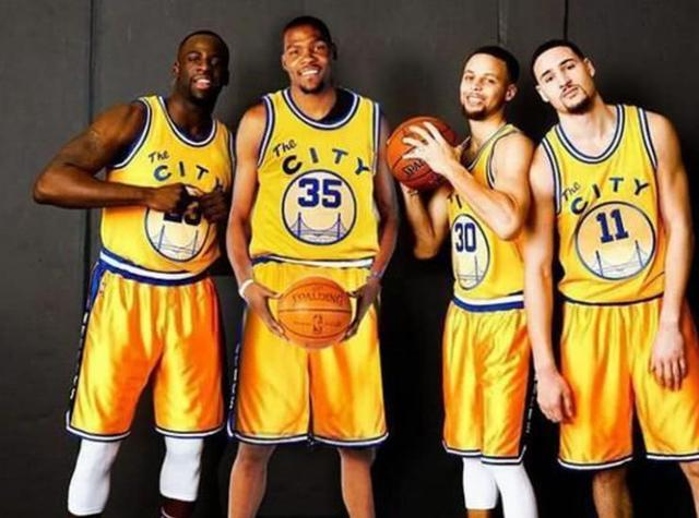 记者：弗里克取消了巴萨今天的训练，球员们前往吉达观光